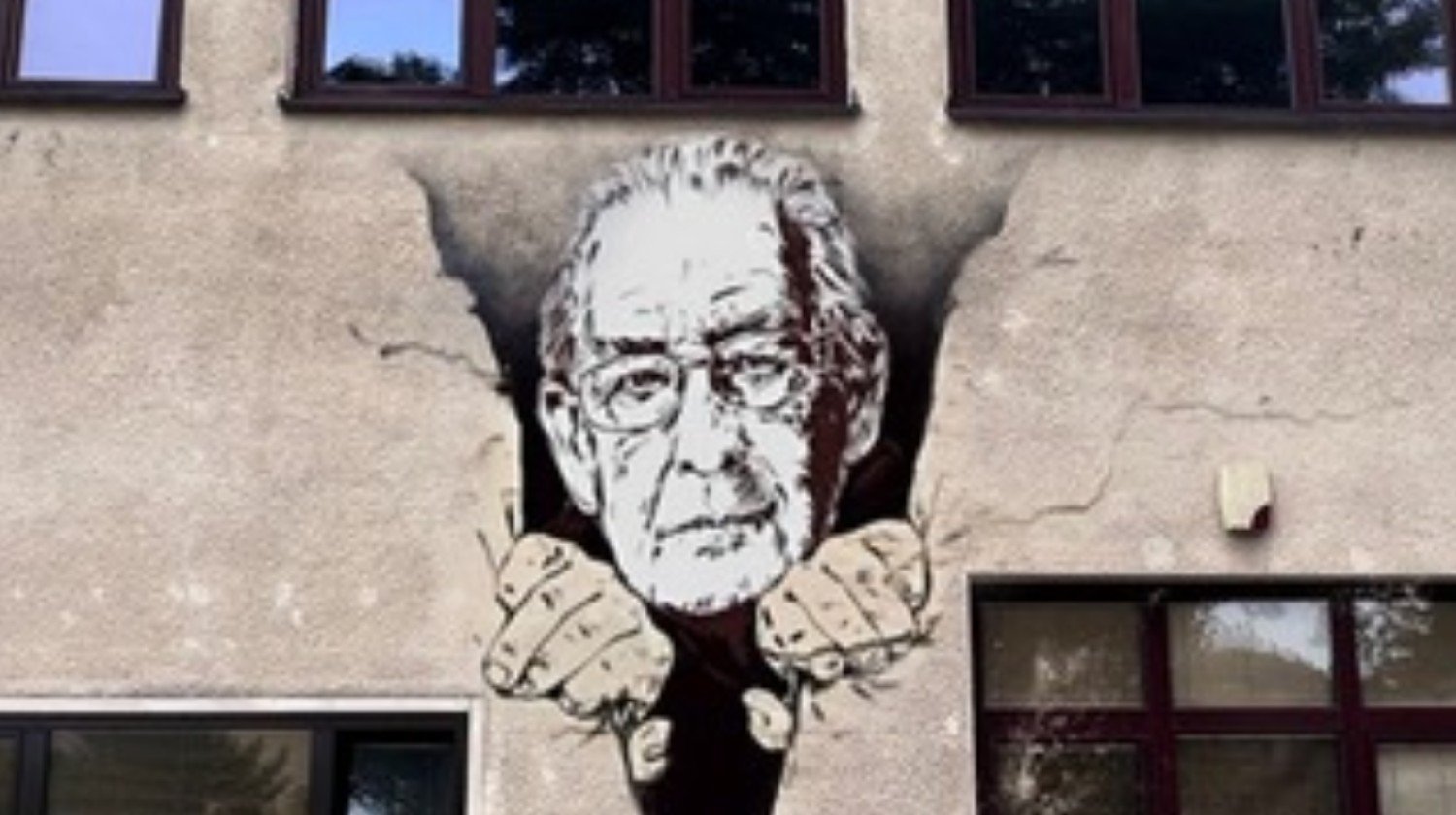 Zbiórka na Mural Andrzeja Wajdy na budynku Szkoły